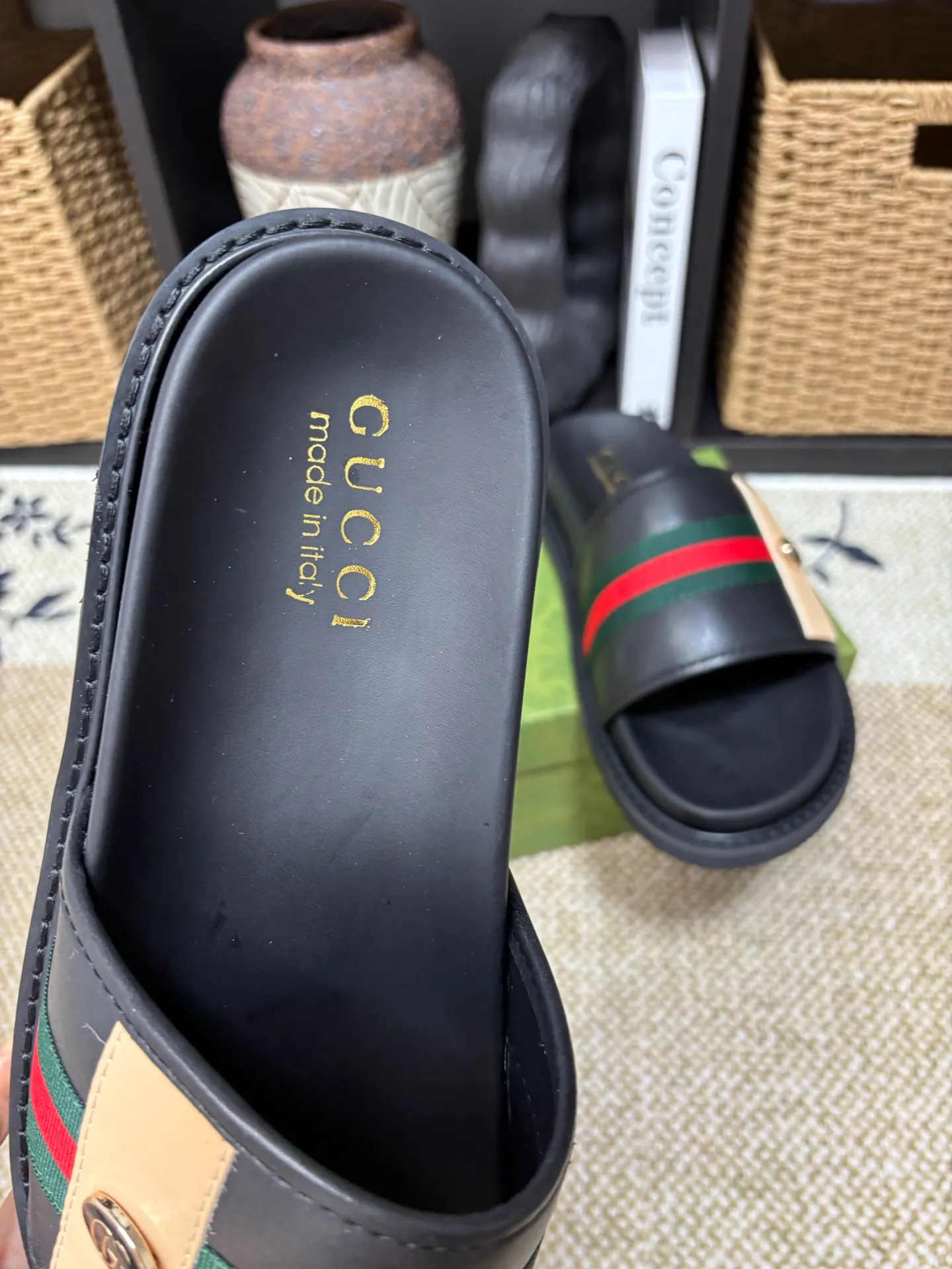 Factory 💰 300 yuan Gucci slippers] high-end men's shoes brand official website 1:1 latest masterpiece: original mold customization, the fabric is made of imported original materials, upgraded outsole, lighter and non-slip. The market's top quality, simple yet tasteful, a must-have for fashionistas, fashionable at your feet, full of confidence, the same style at the counter 👍The season of summer slippers is here. Code: 38-45 (45 customized)